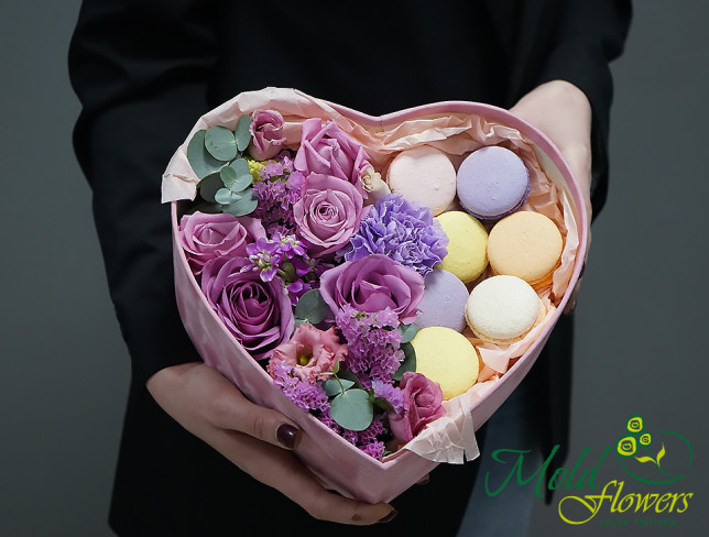 Розовое сердце с цветами и  макаронсами Фото